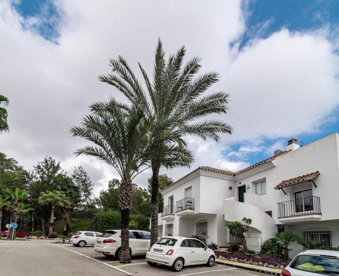 Apartemen Contemporary 2br Apt With Terrace In Nueva Andalucia 'the Golf Valley'